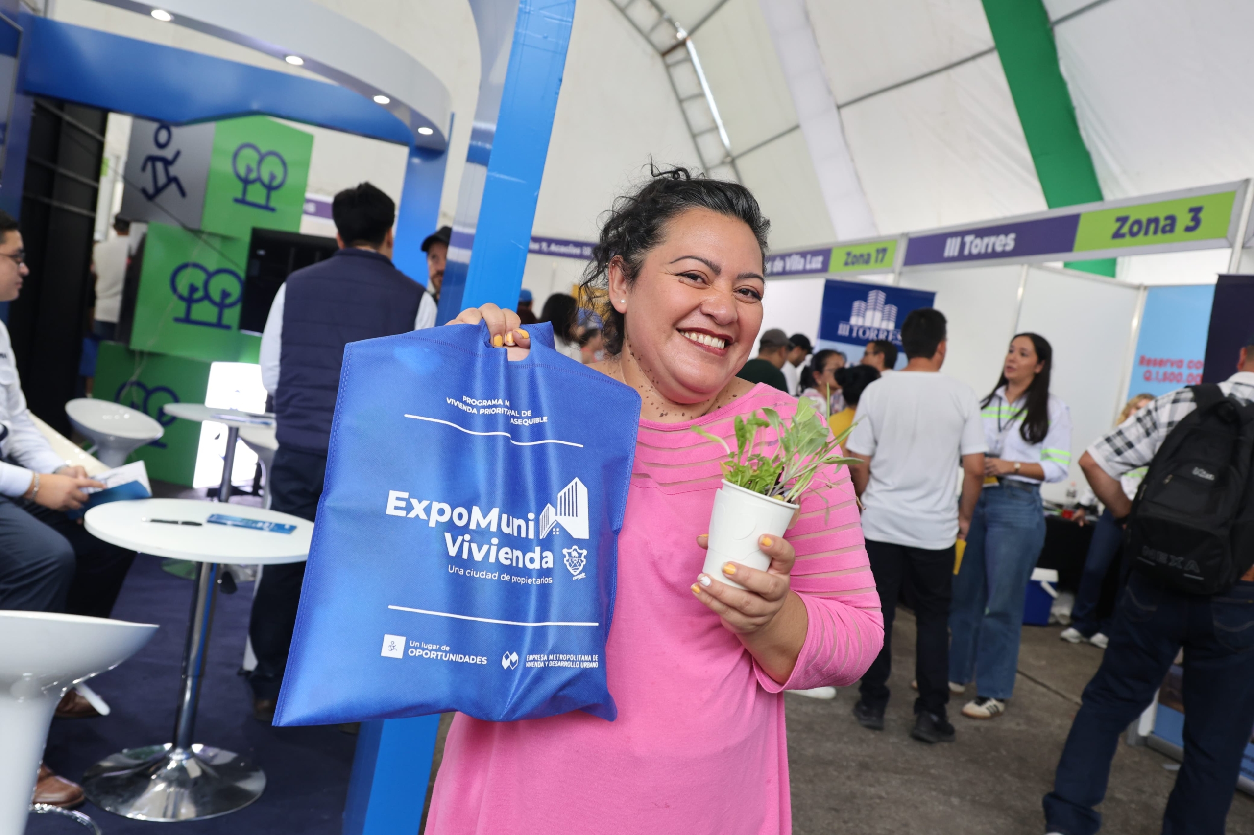 Vecinos visitan ExpoMuni Vivienda